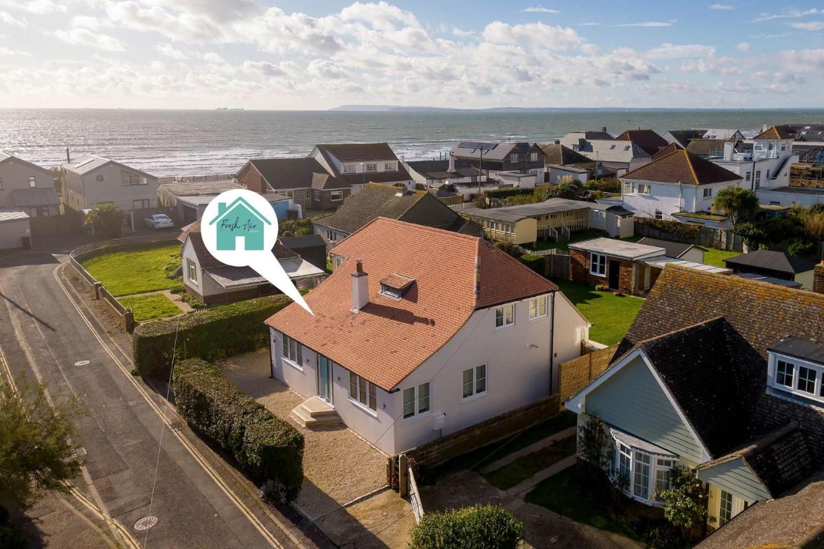 Mariners: Stylish Beachside Getaway with Sea Views - Housity