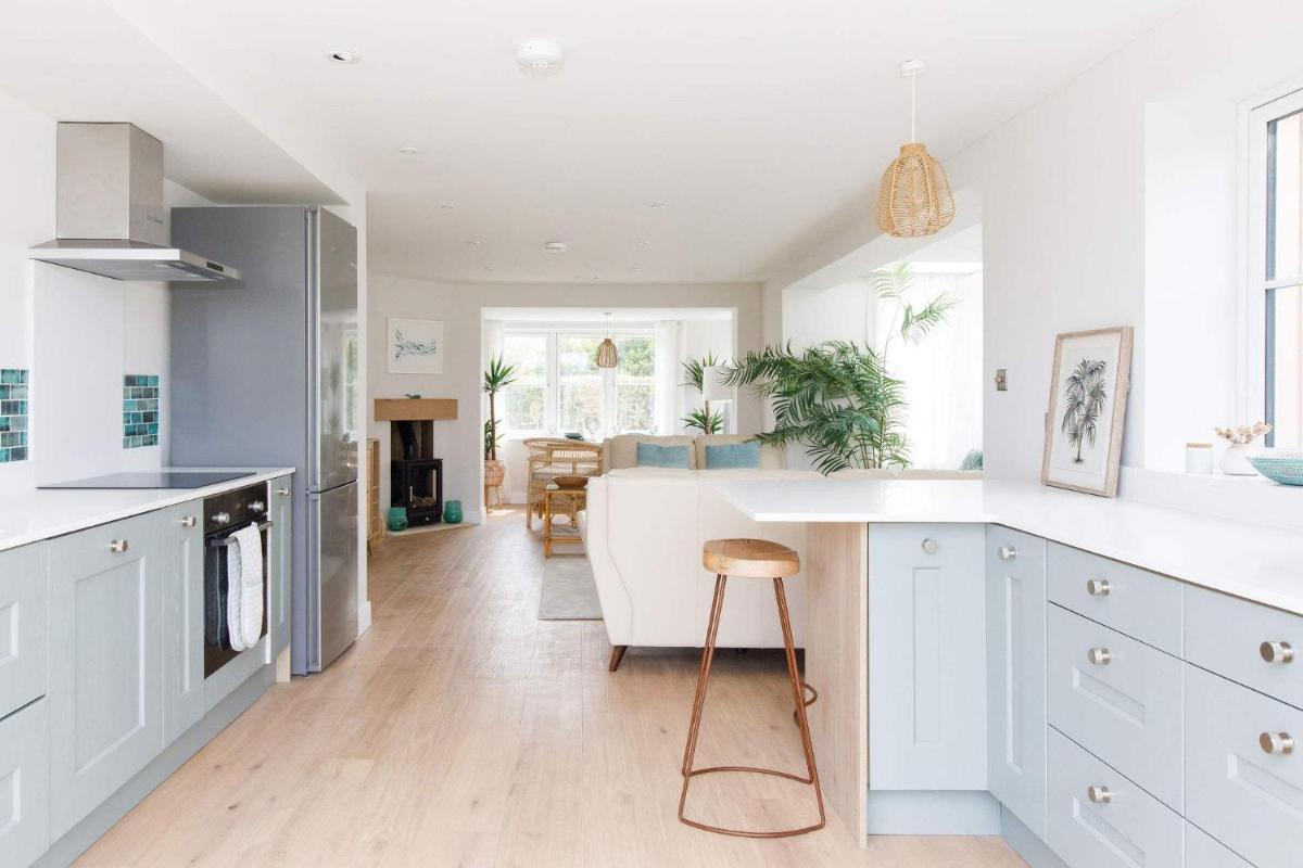Mariners: Stylish Beachside Getaway with Sea Views - Housity