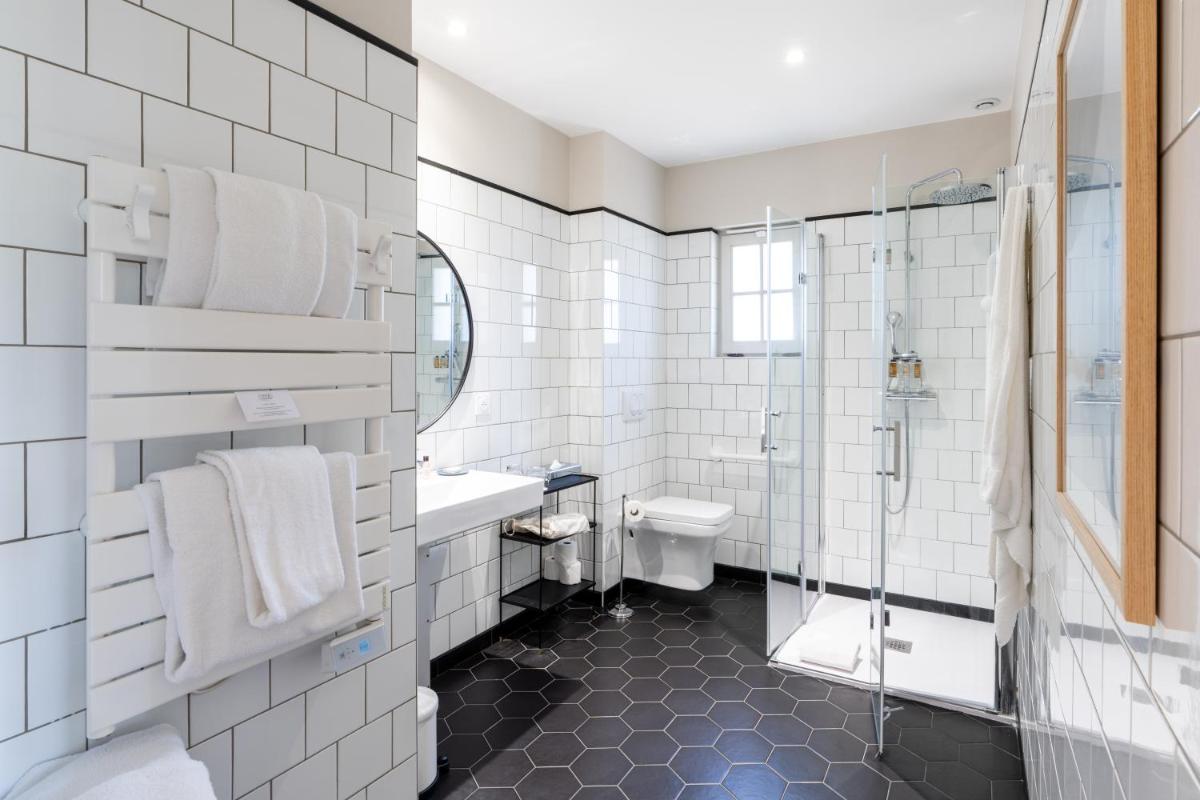 Salle de bains dans l'établissement Les Manoirs des Portes de Deauville - Small Luxury Hotel Of The World