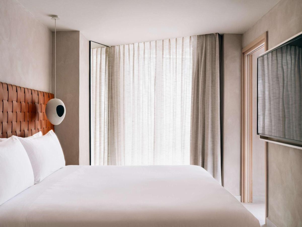 Una televisión o centro de entretenimiento en Mondrian Ibiza