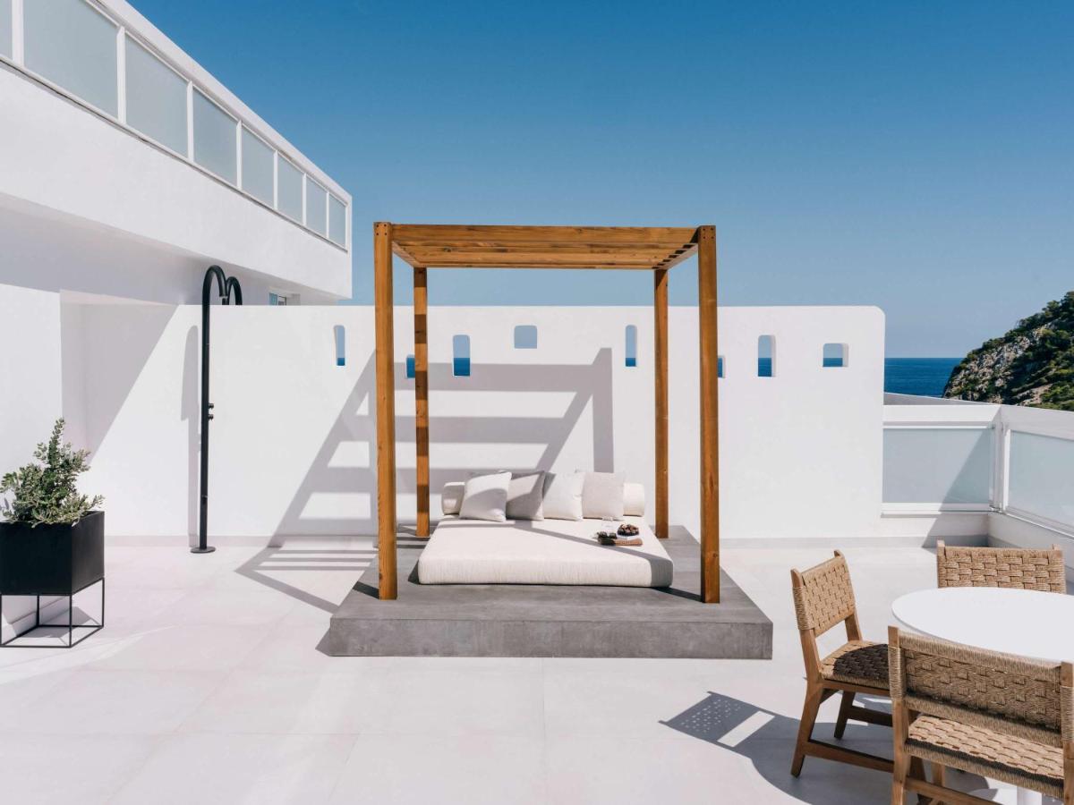 una cama en el techo de una casa en Mondrian Ibiza, en Cala Llonga