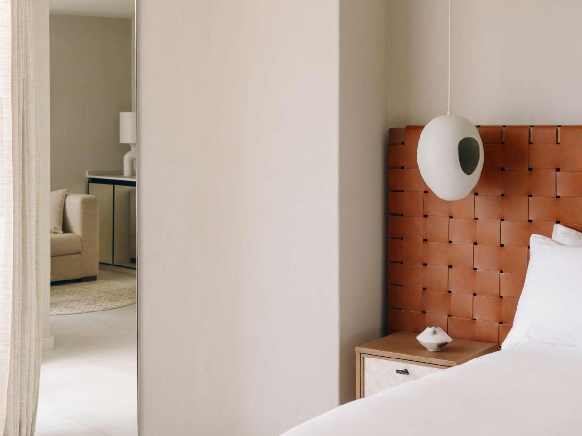 Cama o camas de una habitación en Mondrian Ibiza