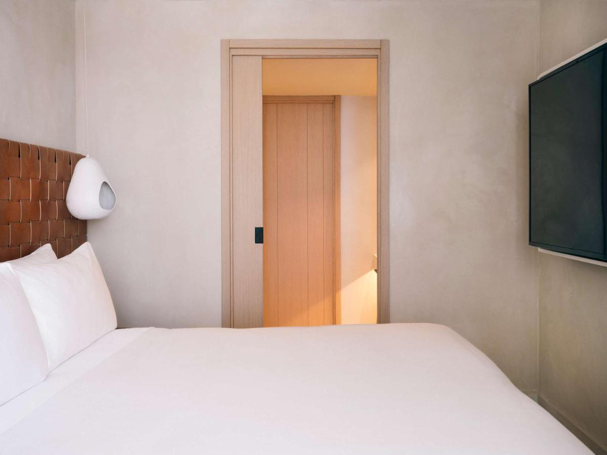 Cama o camas de una habitación en Mondrian Ibiza