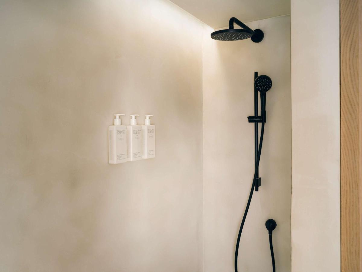 Un baño de Mondrian Ibiza