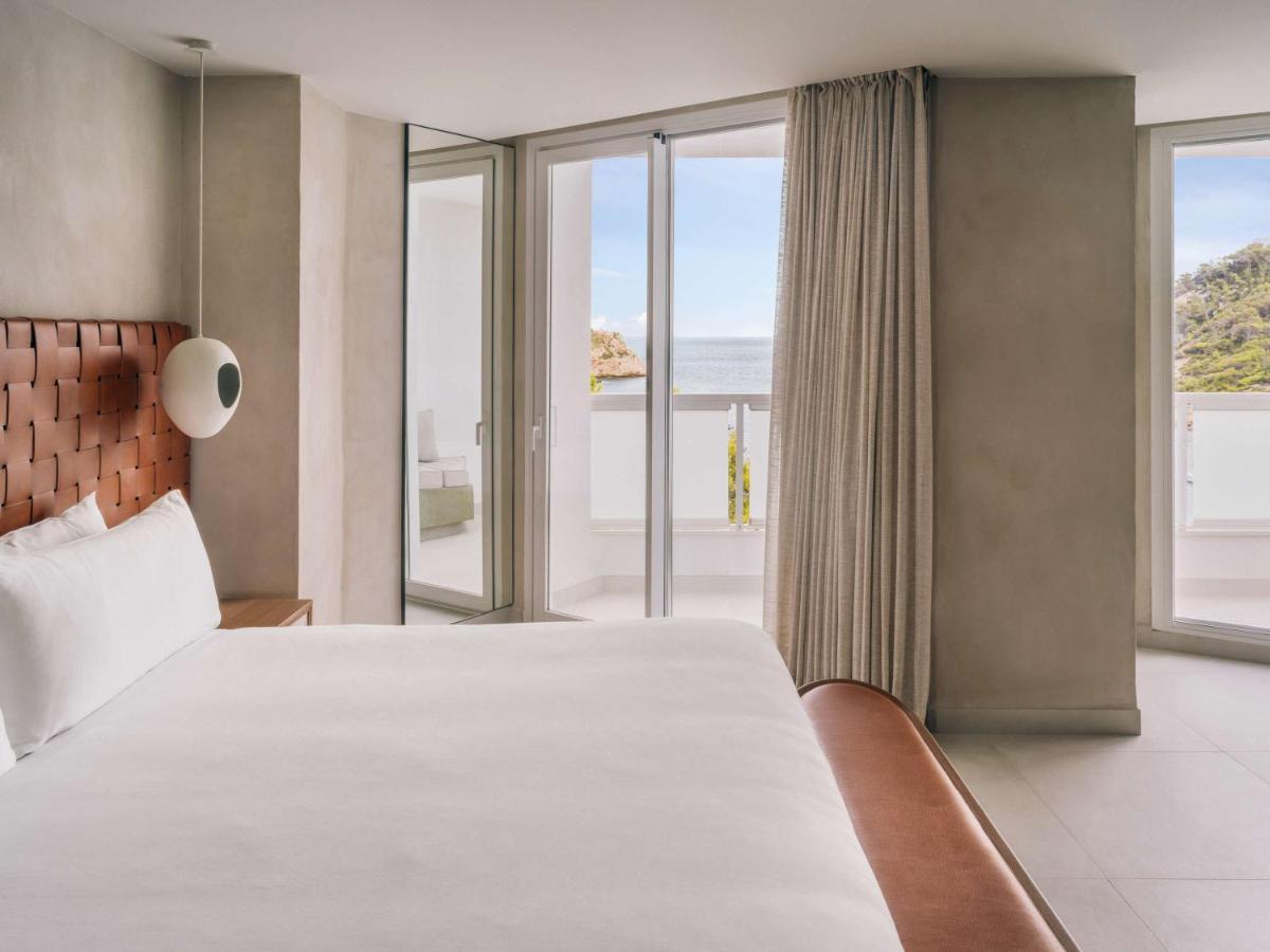 Cama o camas de una habitación en Mondrian Ibiza