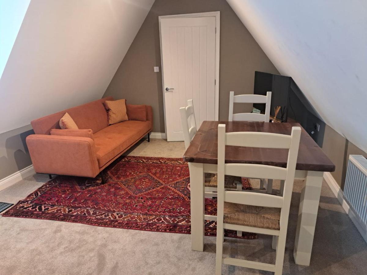 Trowel and Hammer Flat 1 - Housity