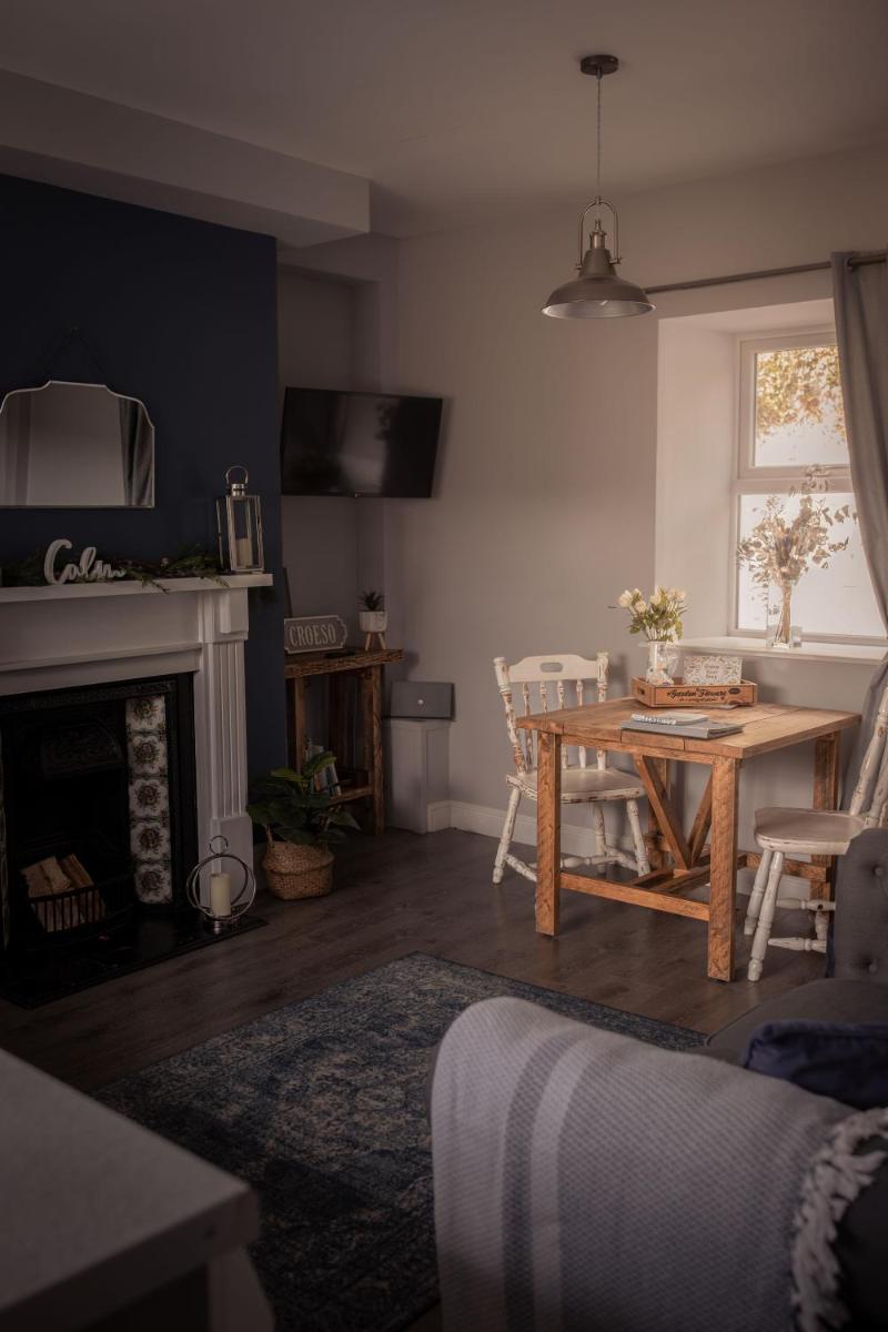 Central Llandeilo with Stunning views- Sleeps 2 - Housity