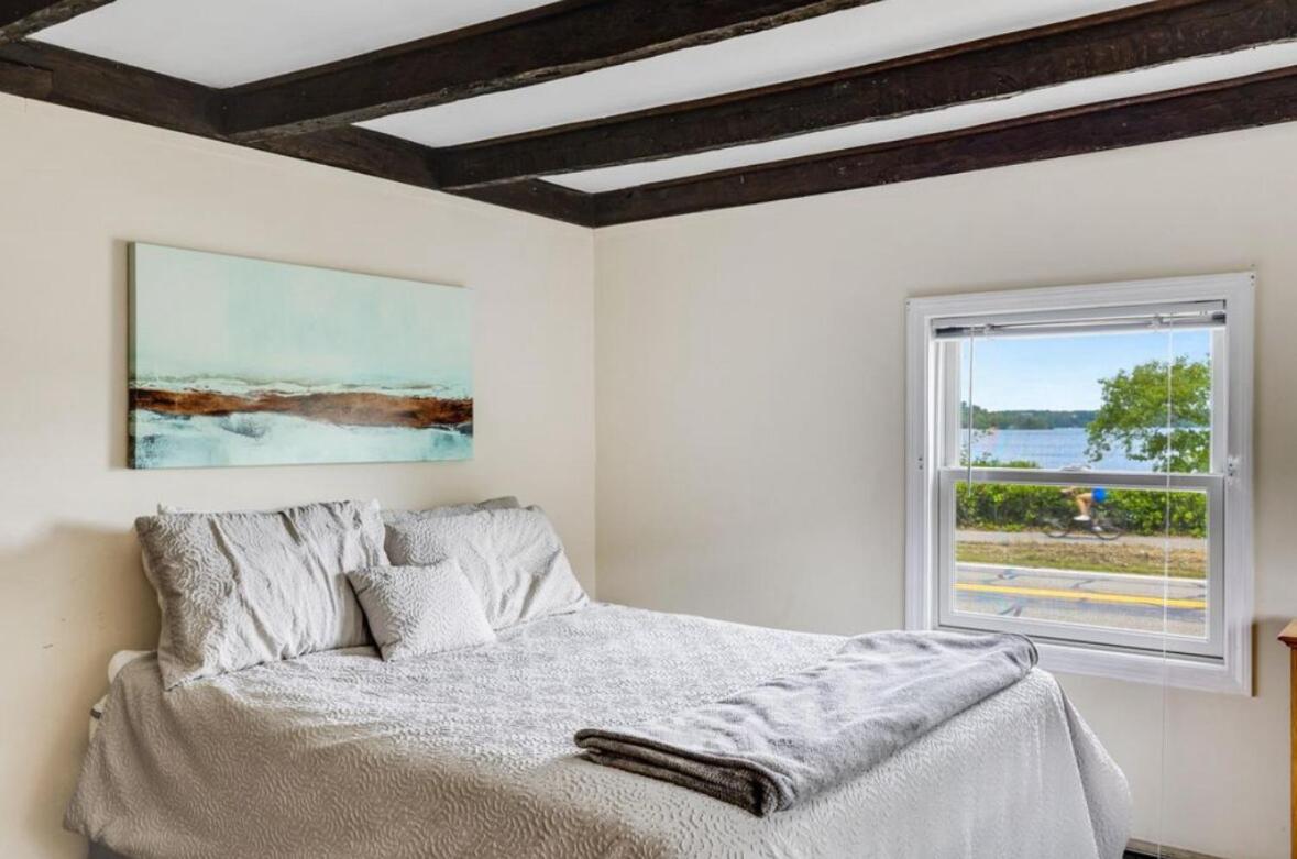 Family Lakeside Escape with Private Beach and Calm Waters - Housity