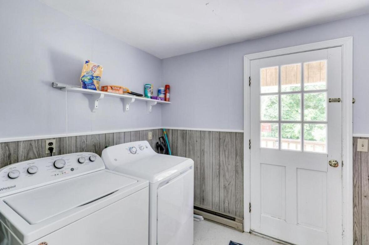 Family Lakeside Escape with Private Beach and Calm Waters - Housity