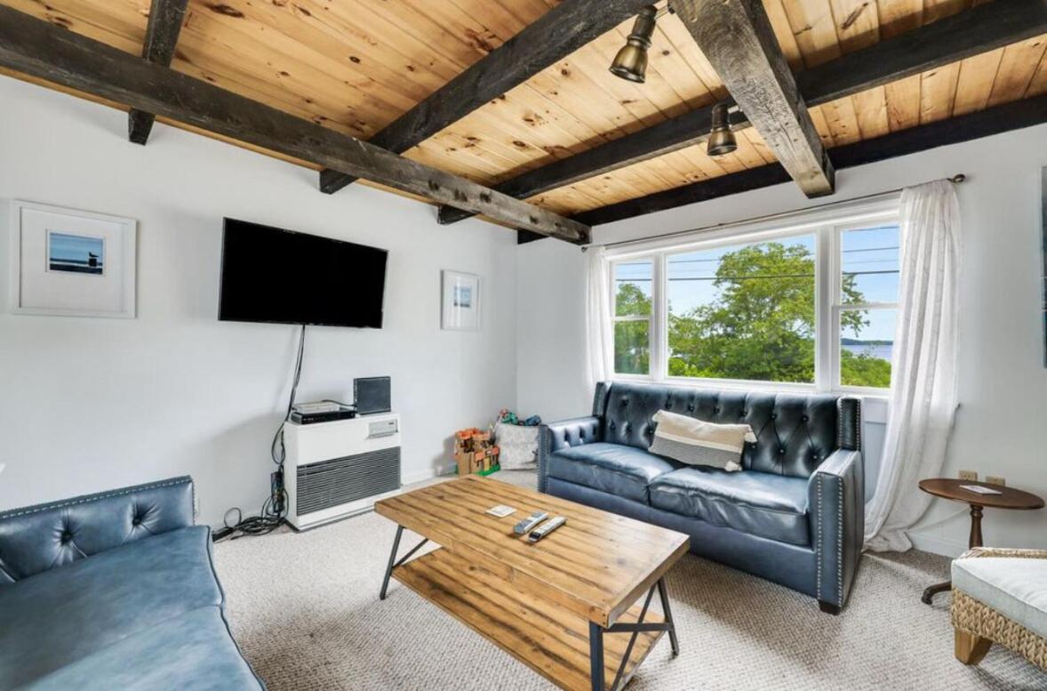 Family Lakeside Escape with Private Beach and Calm Waters - Housity