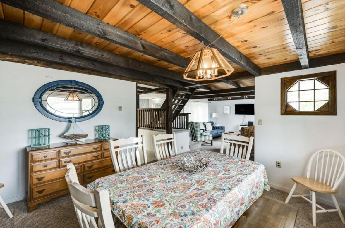 Family Lakeside Escape with Private Beach and Calm Waters - Housity