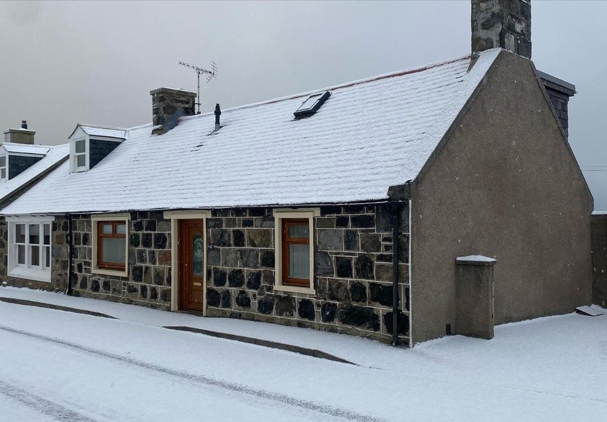 Number Forty Two, Portsoy - A 3 bedroom cottage with sea views - Housity