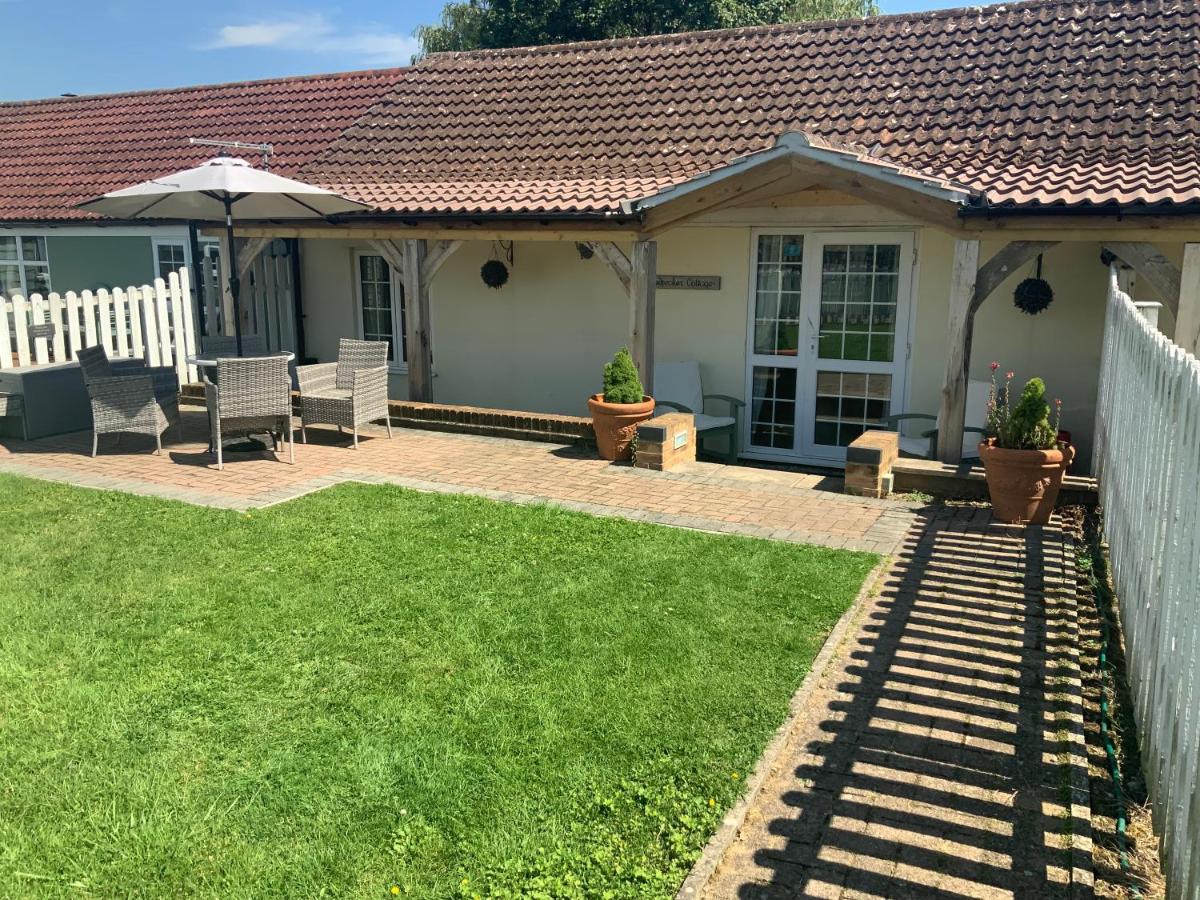 woodpecker cottage at frog trotters cottages - Housity