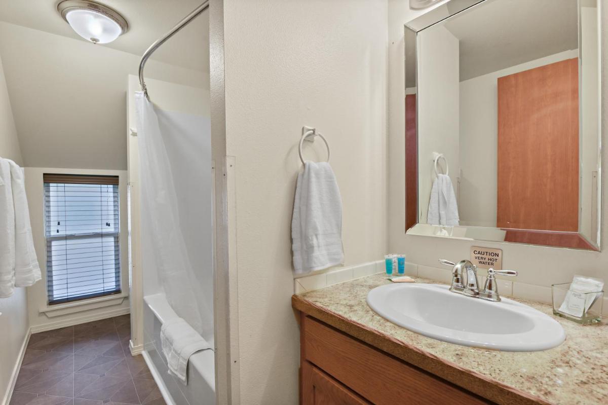 Maple Leaf Manor Suites - Housity