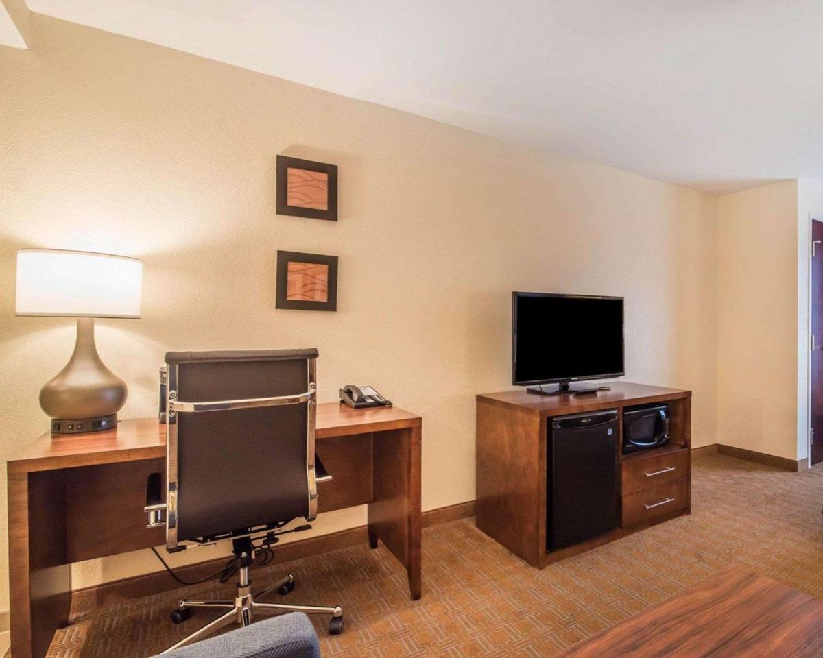 Comfort Inn & Suites Brattleboro I-91 - Housity
