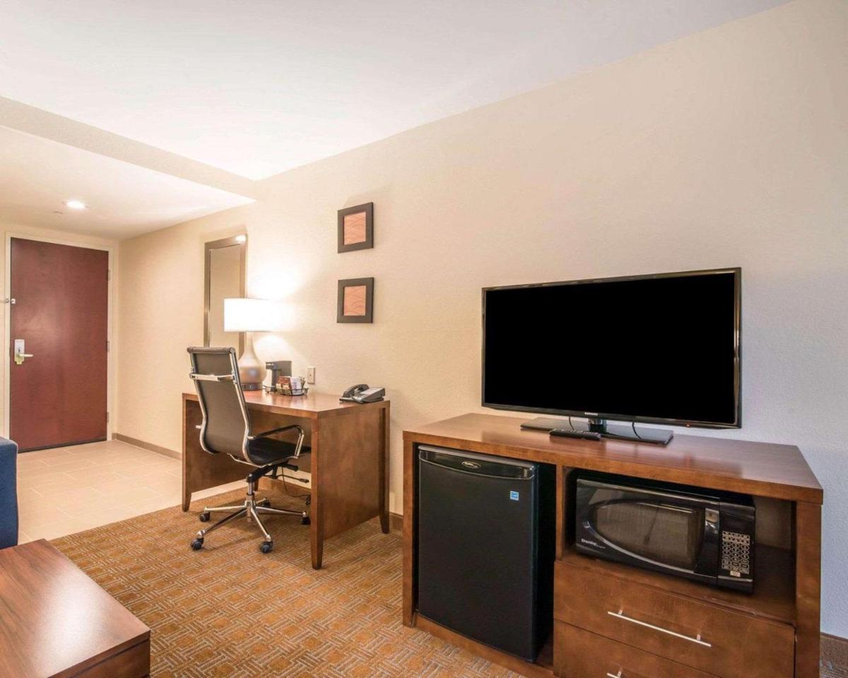 Comfort Inn & Suites Brattleboro I-91 - Housity