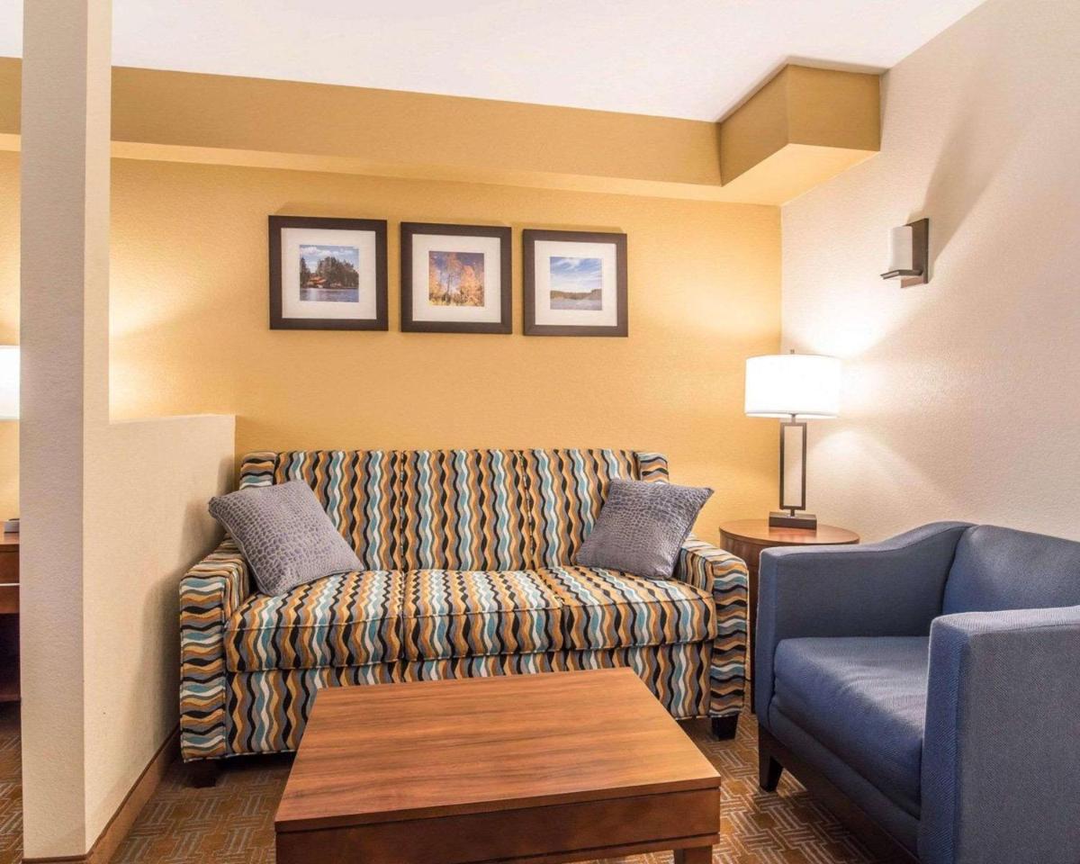 Comfort Inn & Suites Brattleboro I-91 - Housity