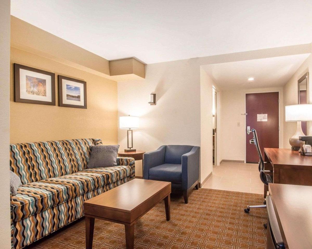 Comfort Inn & Suites Brattleboro I-91 - Housity