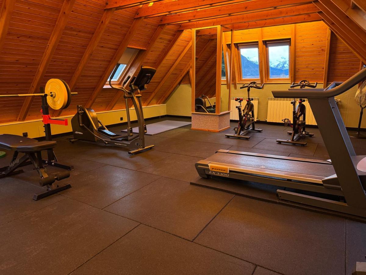 Un gimnasio con varios equipos de ejercicio en una habitación. en Hotel Petit Lacreu, en Salardú