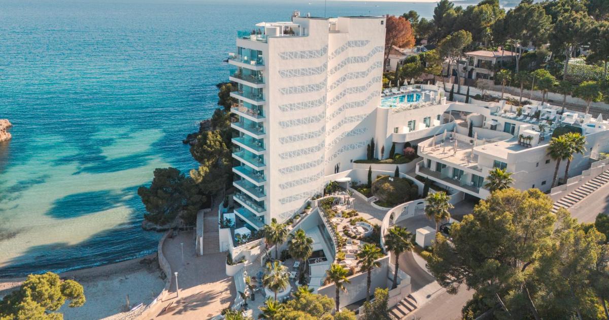 una vista aérea de un edificio en la playa en The Donna Portals, en Portals Nous