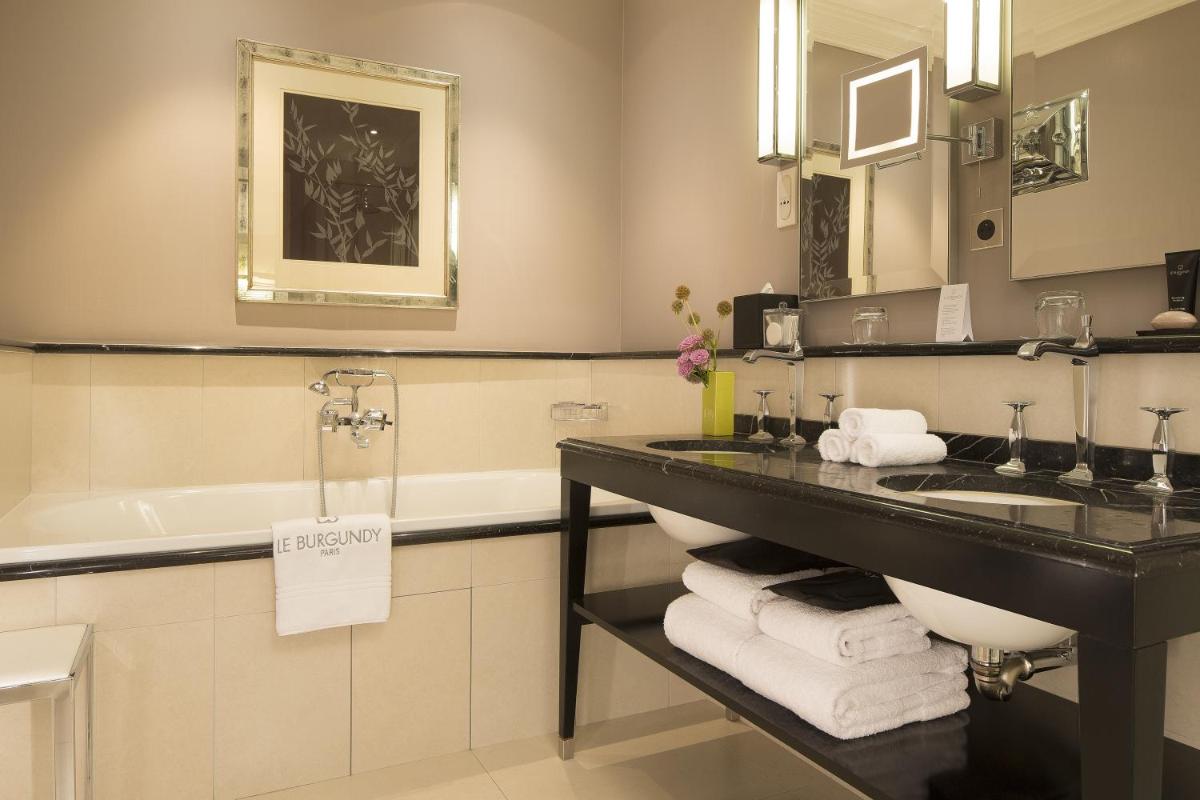 Salle de bains dans l'établissement Le Burgundy Paris