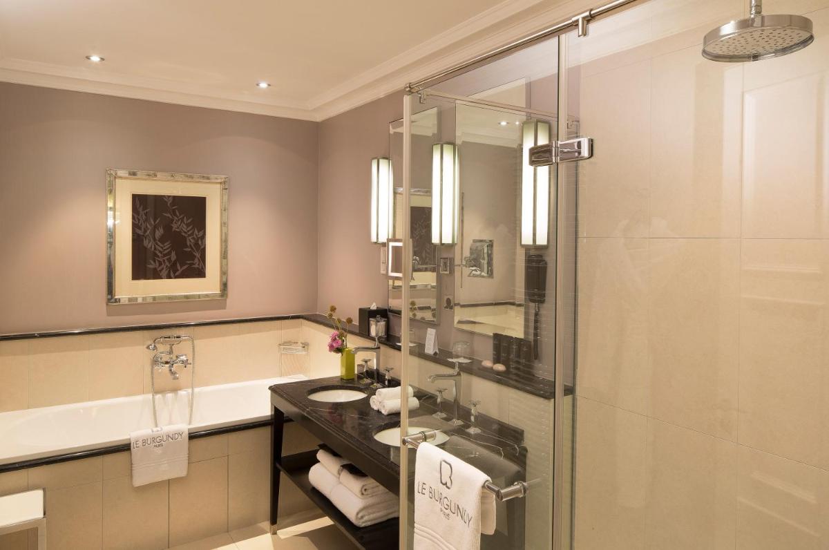 Salle de bains dans l'établissement Le Burgundy Paris