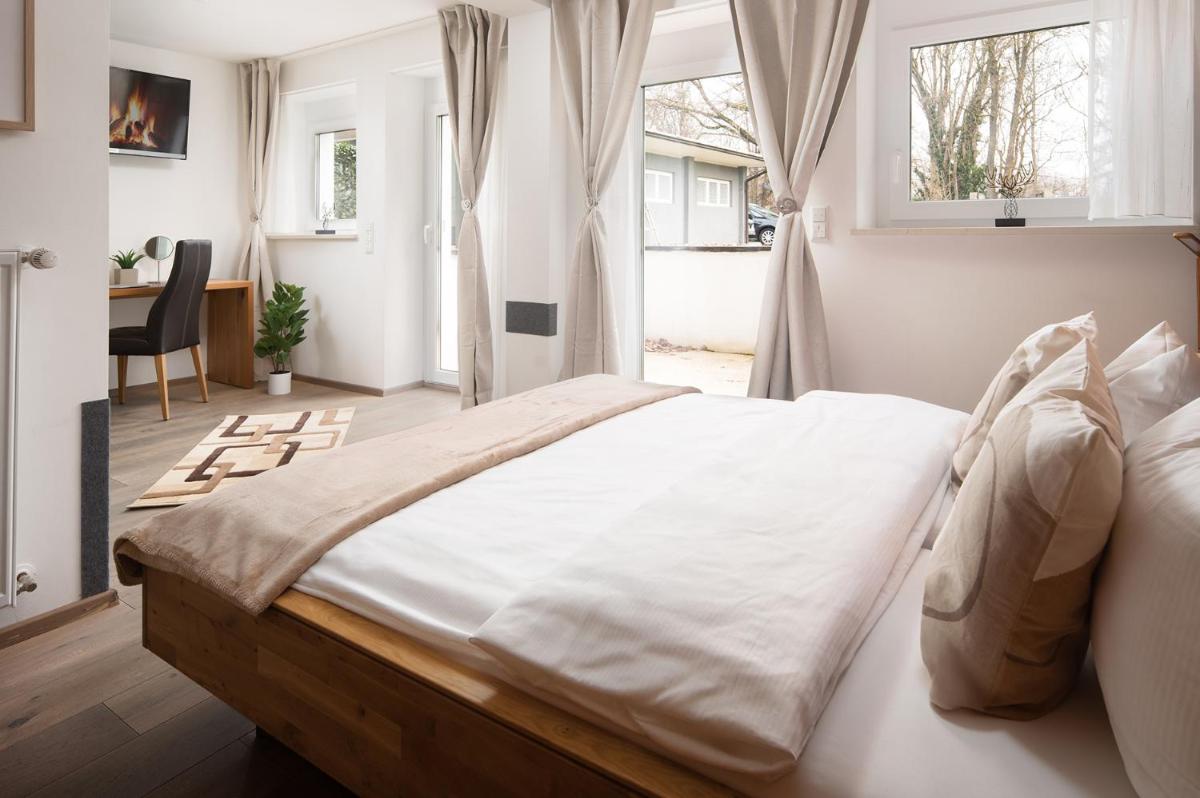 Hotel Vier Jahreszeiten an der Therme & Kliniken Bad Krozingen Nähe Freiburg & Schwarzwald Ideal für Wellness Kur & Business Ausflüge 24h Check In- WLAN & Parken gratis - Housity