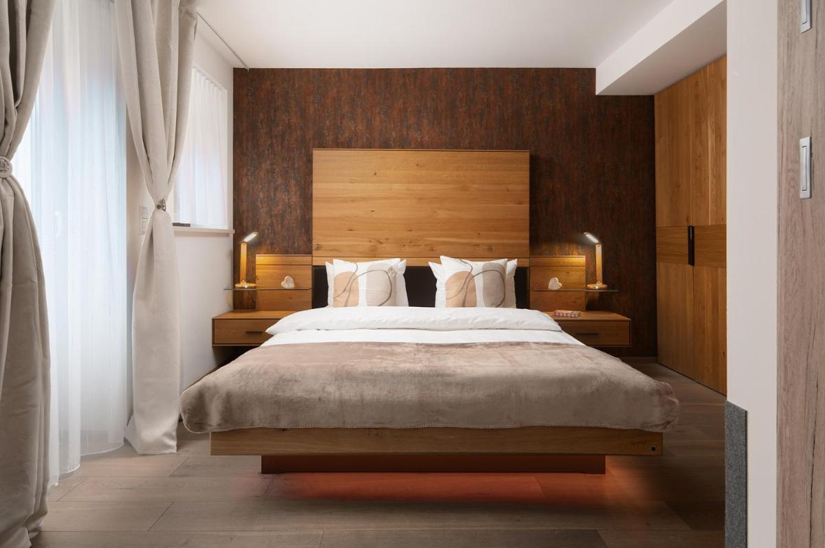 Hotel Vier Jahreszeiten an der Therme & Kliniken Bad Krozingen Nähe Freiburg & Schwarzwald Ideal für Wellness Kur & Business Ausflüge 24h Check In- WLAN & Parken gratis - Housity