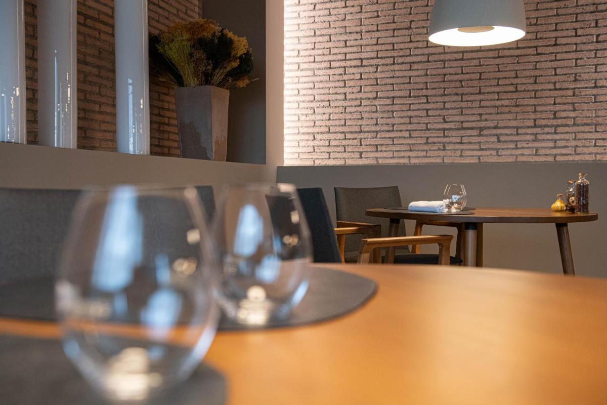 Un restaurante o sitio para comer en Hotel La Caminera Club de Campo
