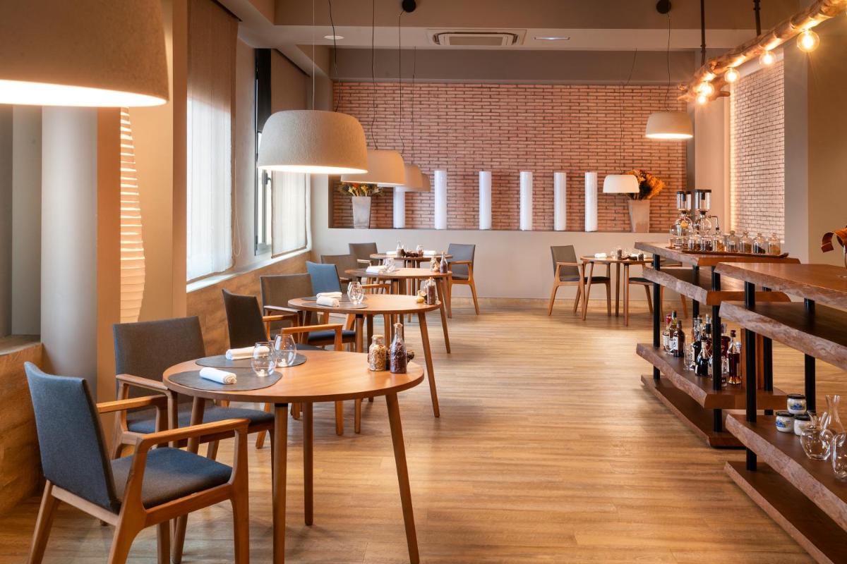 Un restaurante o sitio para comer en Hotel La Caminera Club de Campo