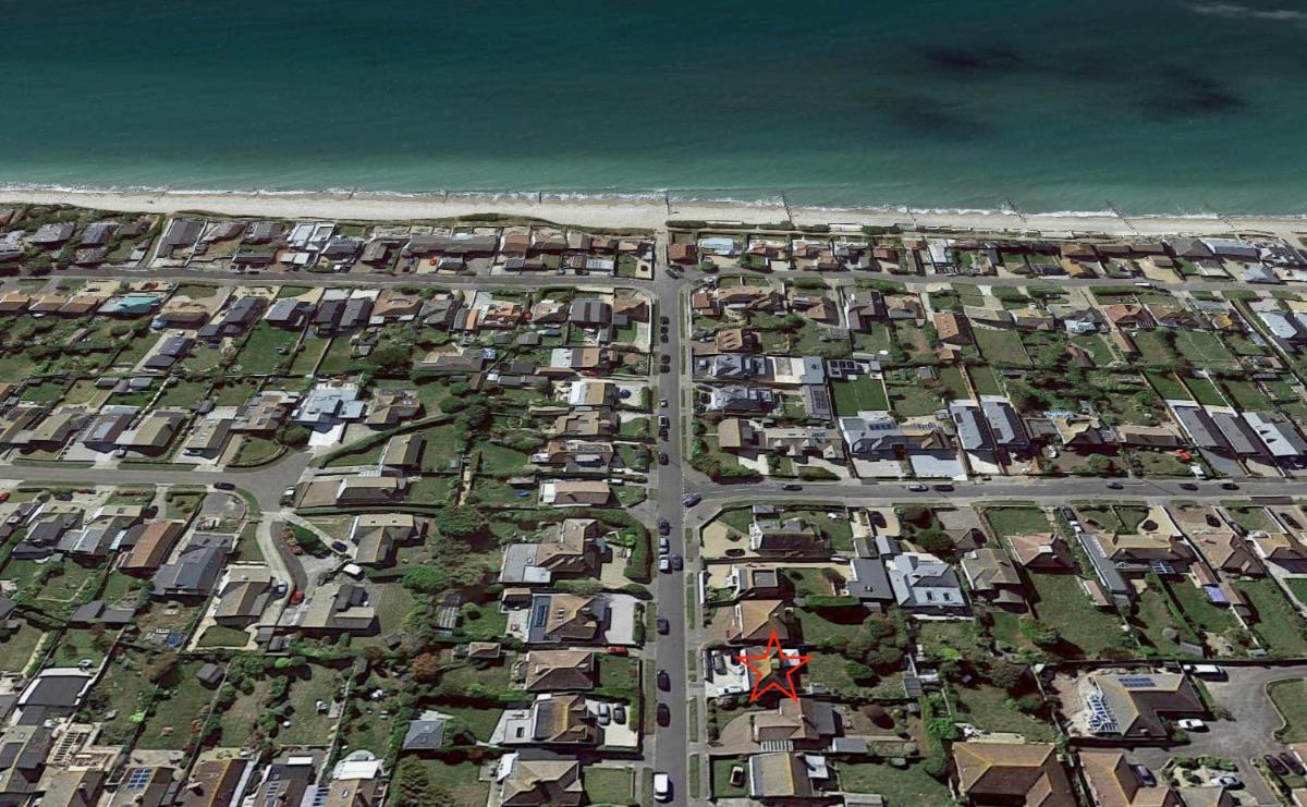 Bright & Modern 4 br House 100 metres from Beach - Housity