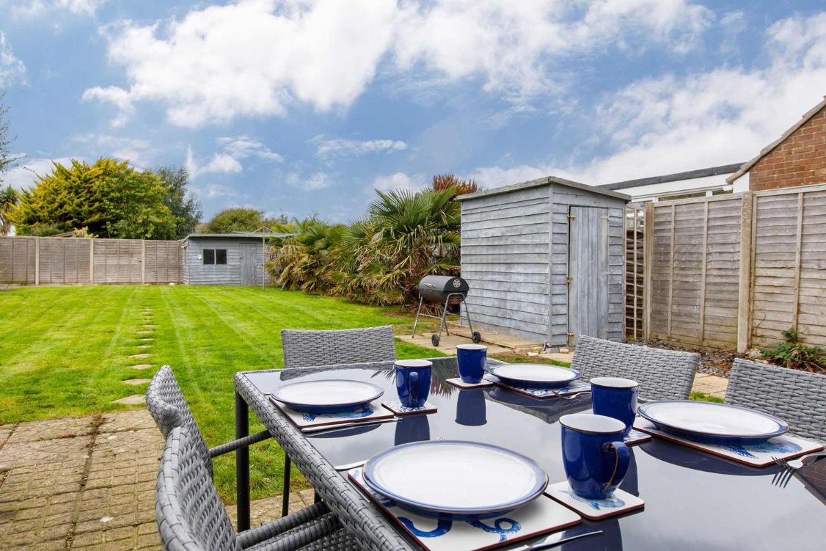 Bright & Modern 4 br House 100 metres from Beach - Housity