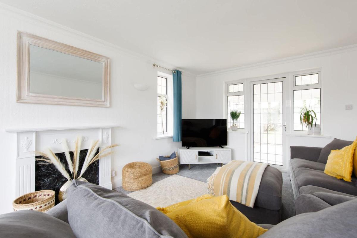 Bright & Modern 4 br House 100 metres from Beach - Housity