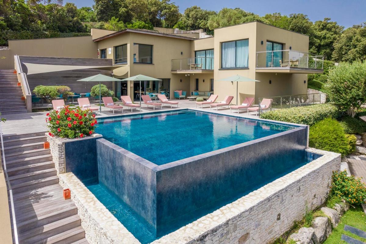Piscine de l'établissement Hôtel Version Maquis Santa Manza ou située à proximité