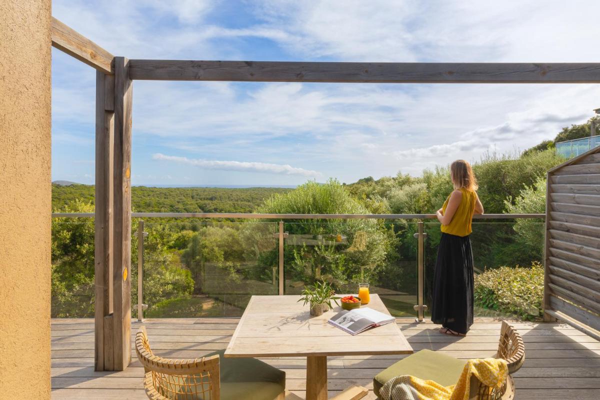 Balcon ou terrasse dans l'établissement Hôtel Version Maquis Santa Manza