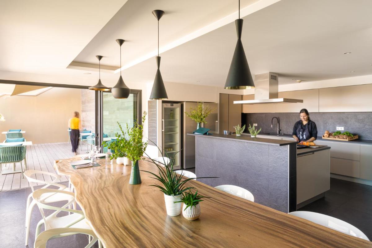 Cuisine ou kitchenette dans l'établissement Hôtel Version Maquis Santa Manza