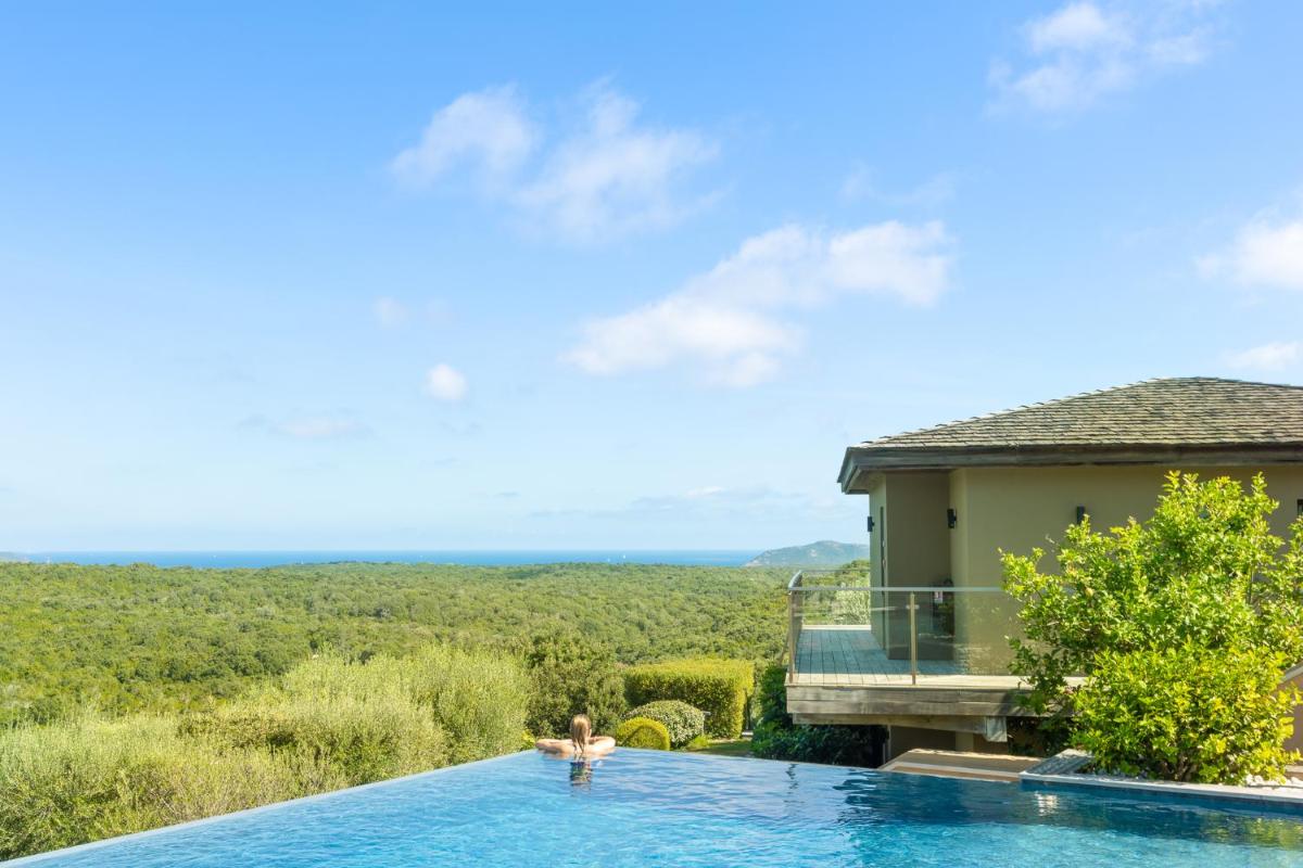 Piscine de l'établissement Hôtel Version Maquis Santa Manza ou située à proximité