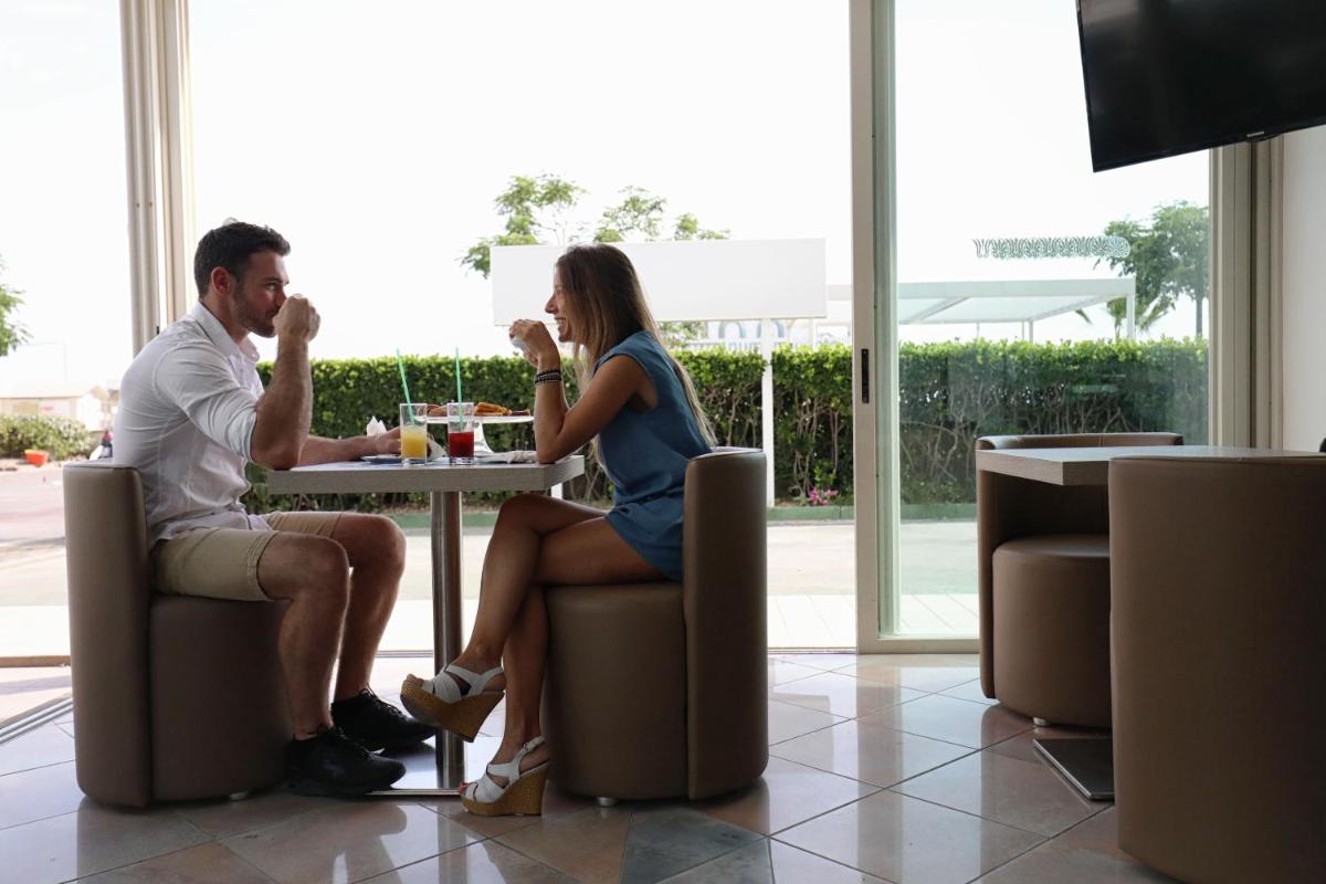 Hotel Daniel's FRONTE MARE - Housity