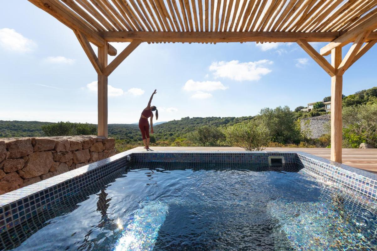 Piscine de l'établissement Hôtel Version Maquis Santa Manza ou située à proximité