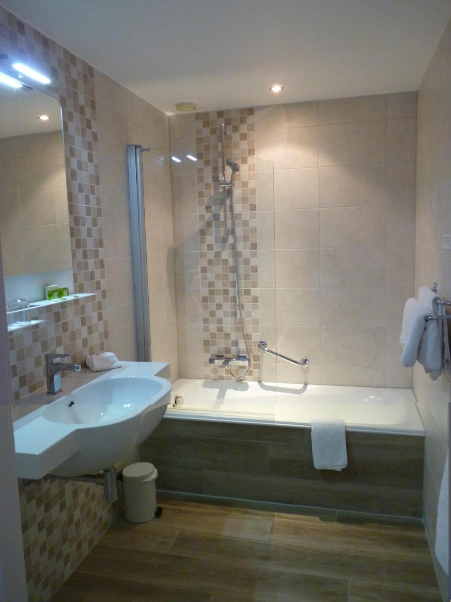 Salle de bains dans l'établissement Logis Hôtel Notre-Dame - restaurant ouvert midi et soir sauf dimanche soir