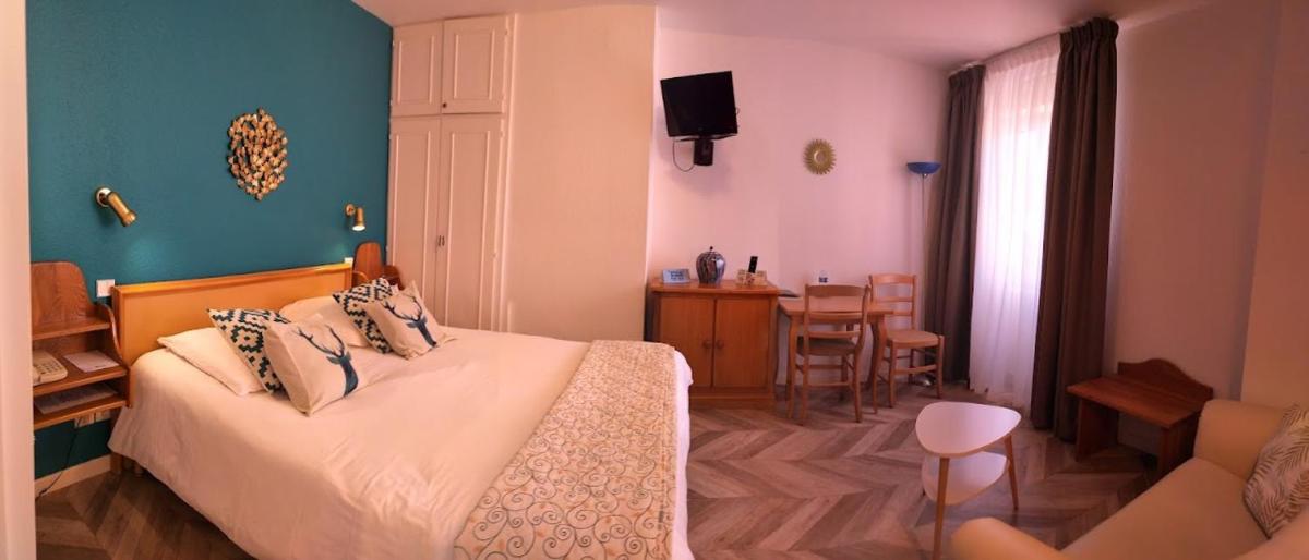 Un ou plusieurs lits dans un hébergement de l'établissement Logis Hôtel Notre-Dame - restaurant ouvert midi et soir sauf dimanche soir