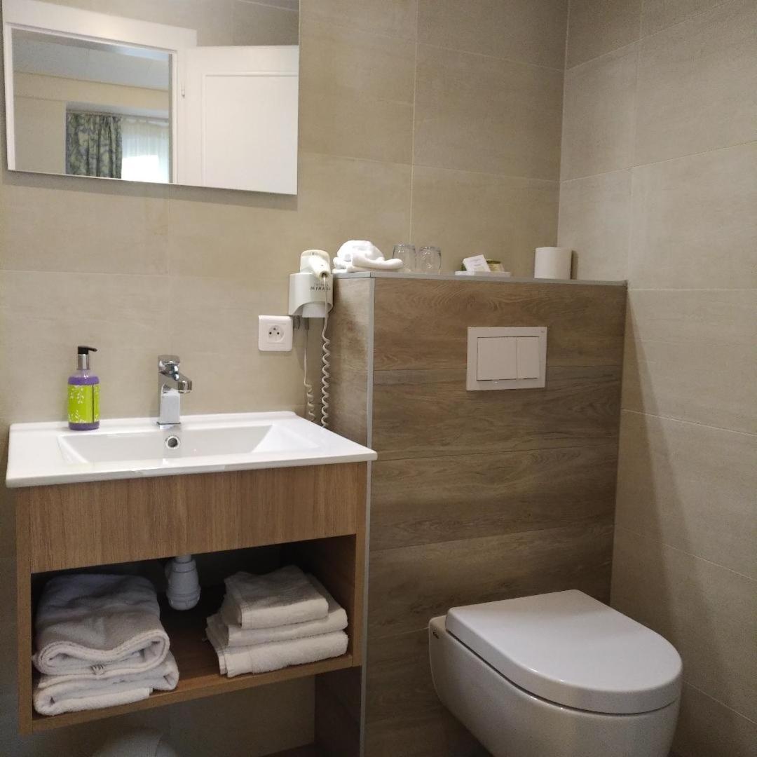 Salle de bains dans l'établissement Logis Hôtel Notre-Dame - restaurant ouvert midi et soir sauf dimanche soir