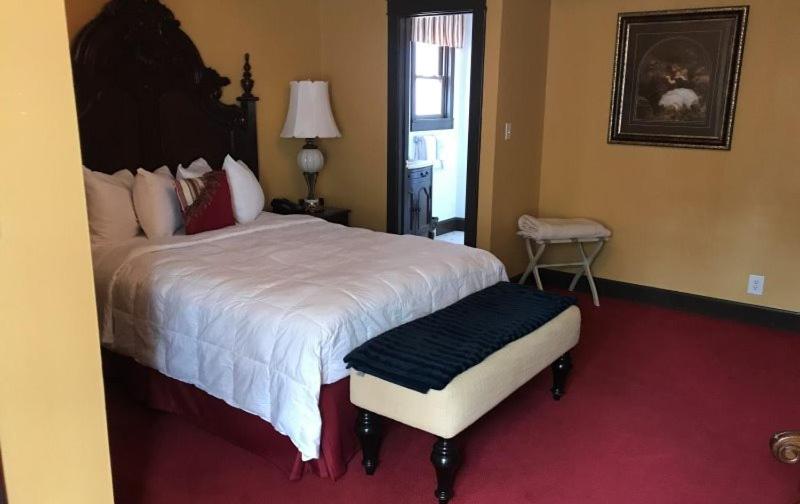 Ye Olde English Inn - Housity