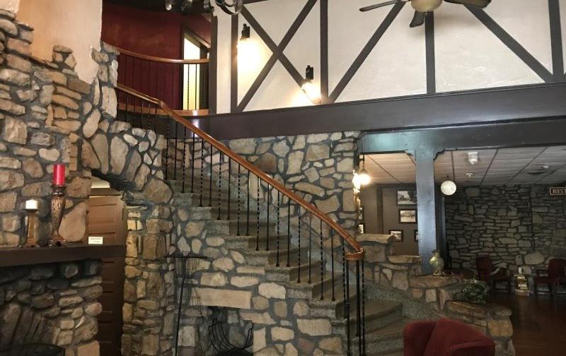 Ye Olde English Inn - Housity