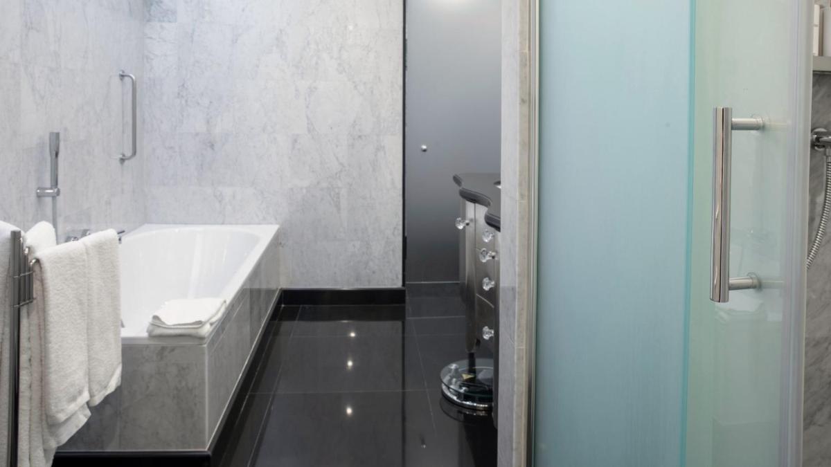 Uma casa de banho em InterContinental Porto - Palacio das Cardosas by IHG