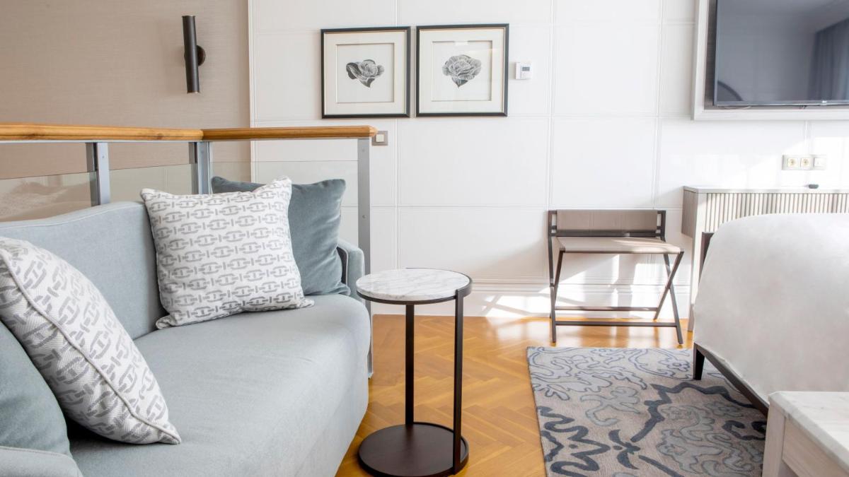 Uma área de estar em InterContinental Porto - Palacio das Cardosas by IHG