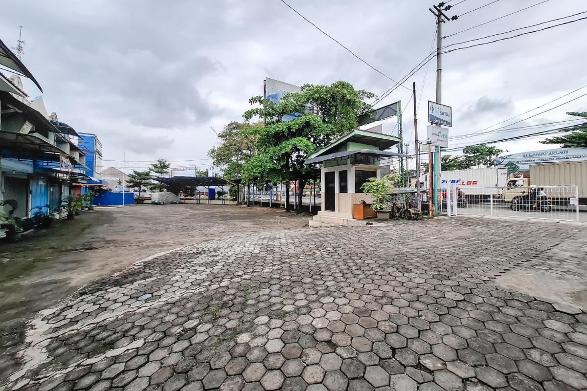 RedDoorz at Grand Mirza Near Pasar Grosir Batik Setono Pekalongan - Housity