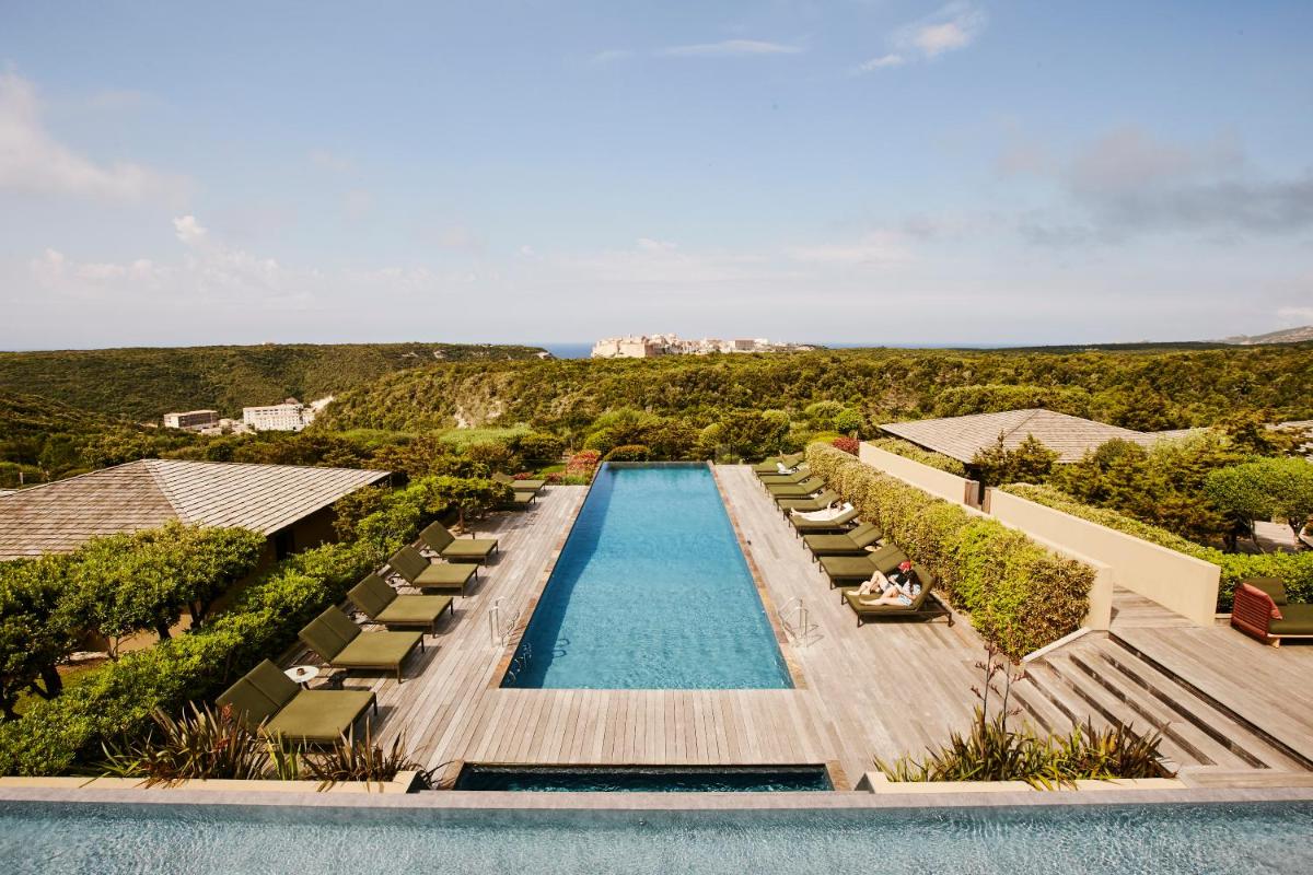 Piscine de l'établissement Hôtel & Spa Version Maquis Citadelle ou située à proximité