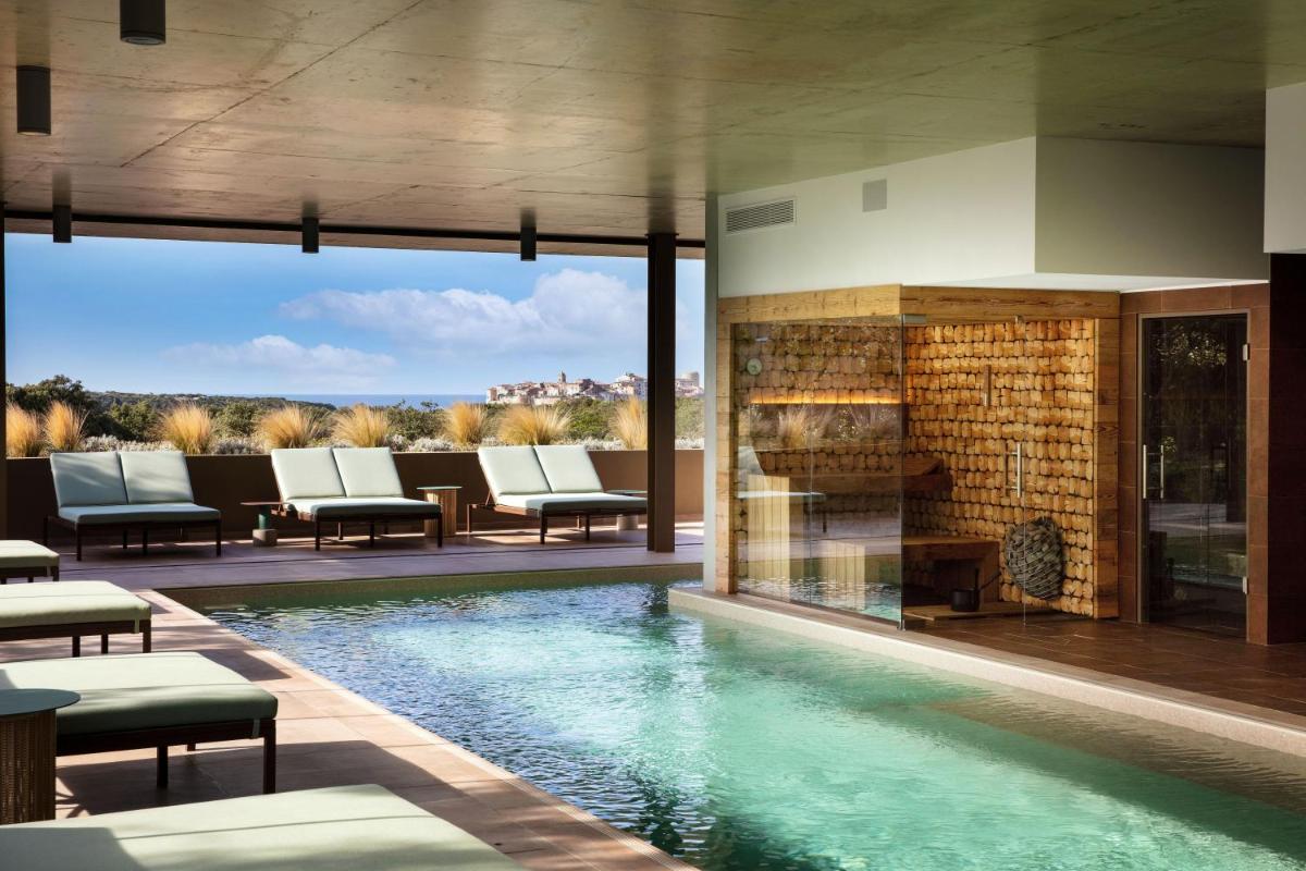 Piscine de l'établissement Hôtel & Spa Version Maquis Citadelle ou située à proximité