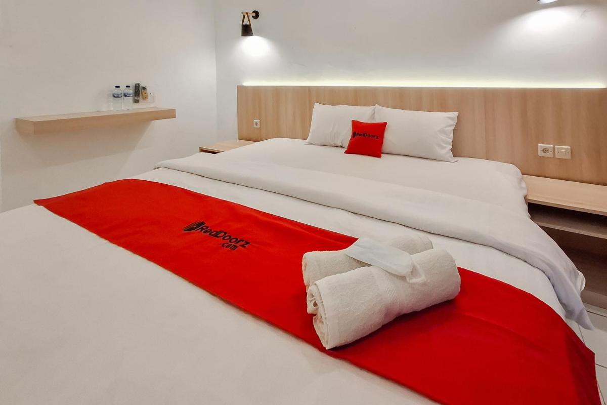 RedDoorz at Grand Mirza Near Pasar Grosir Batik Setono Pekalongan - Housity